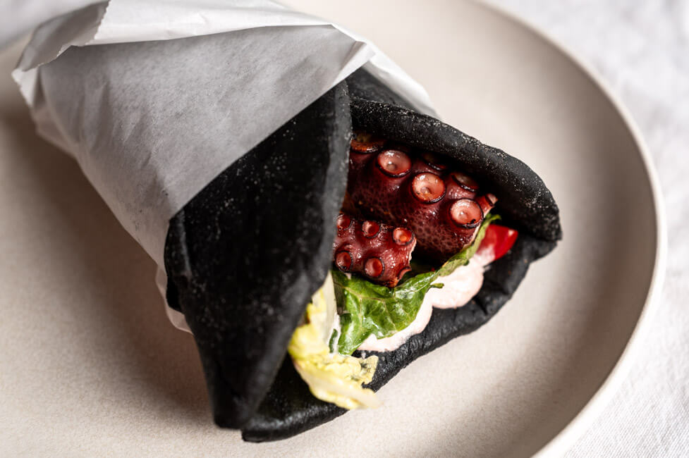 Sepia-Pita mit Creme Tarama und gegrilltem Oktopus