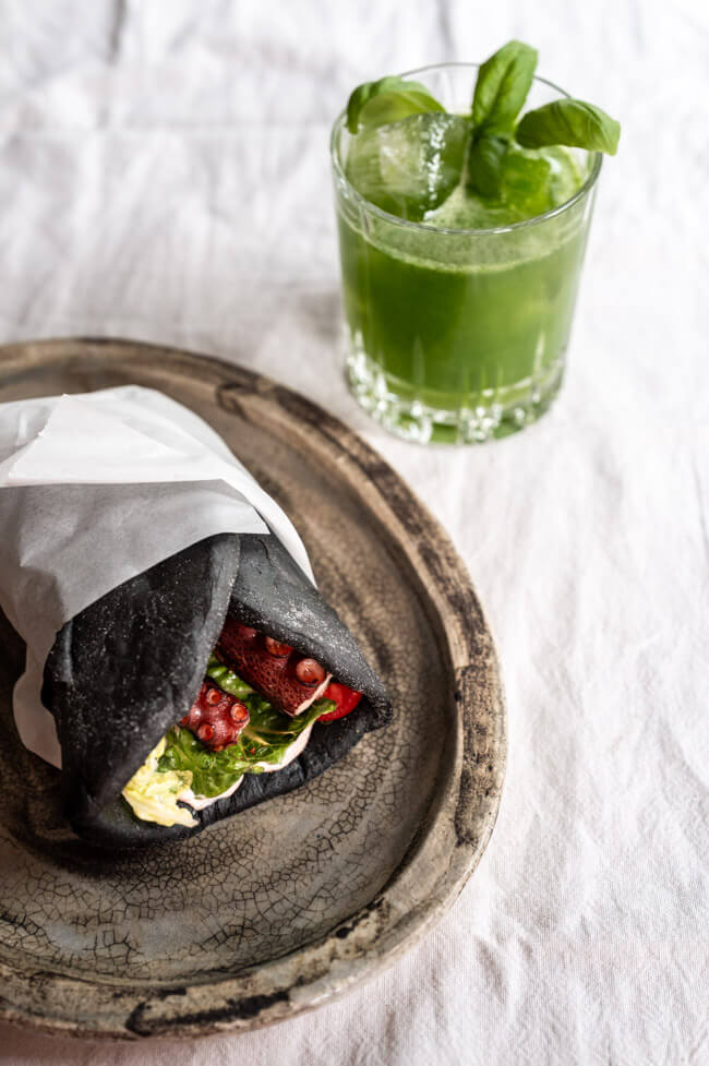 Sepia-Pita mit Creme Tarama und gegrilltem Oktopus und einem Glas Gin Basil Smash
