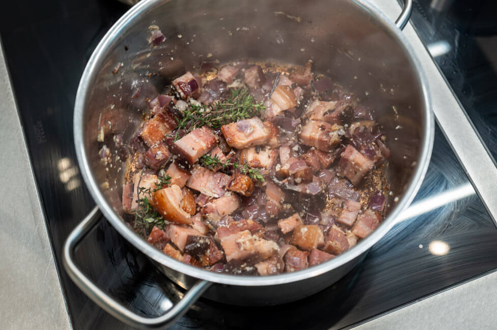 schweinespeck mit Zwiebeln im Topf