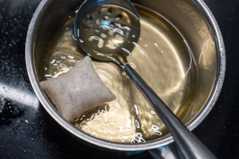 Manio Souffle wird in heißem Fett ausgebacken