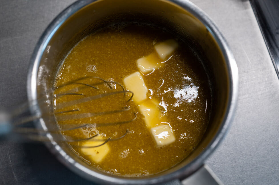 Kalte Butter in die Tucupi Sauce montieren