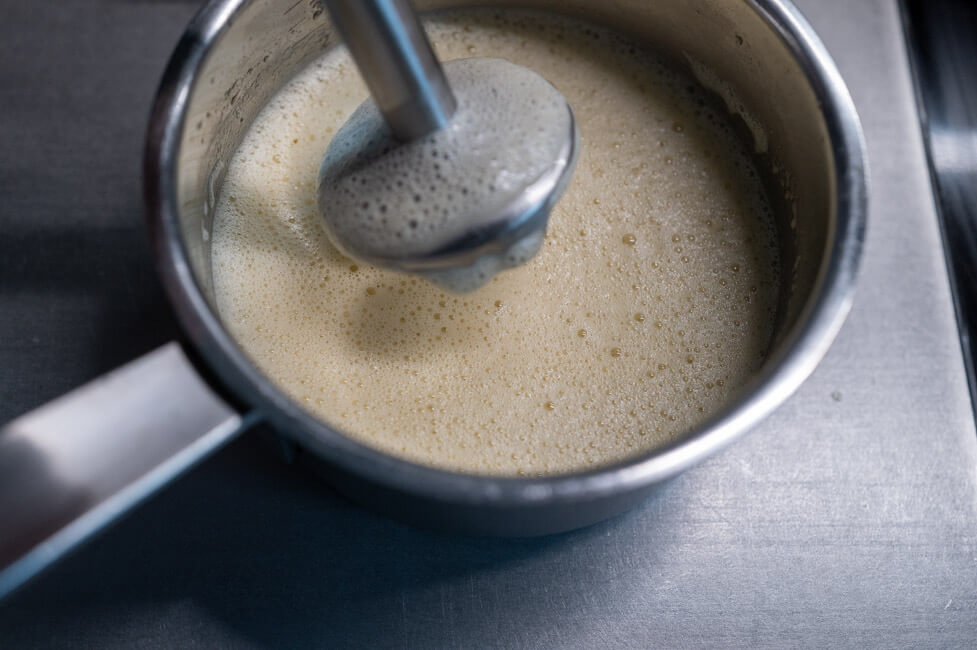 Tucupi Hollandaise wird schaumig aufgeschlagen