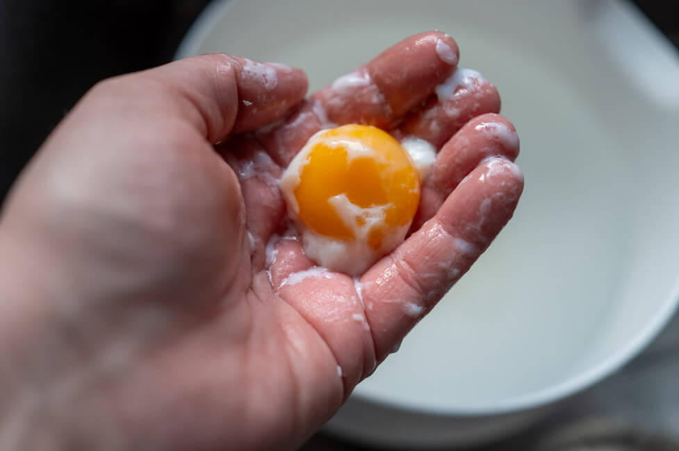 Eigelb liegt in einer Hand