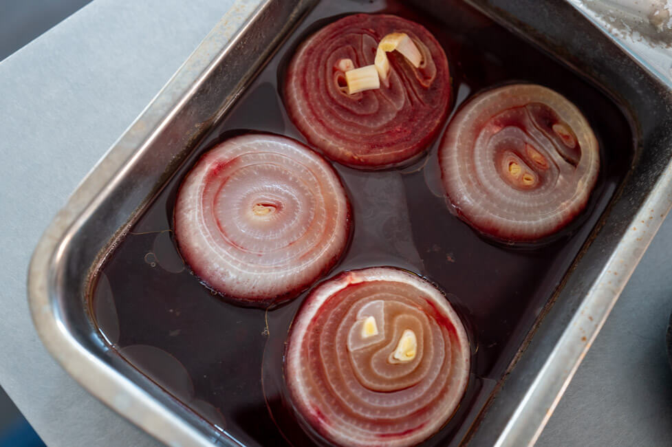 Gegarte Zwiebel in der Auflaufform