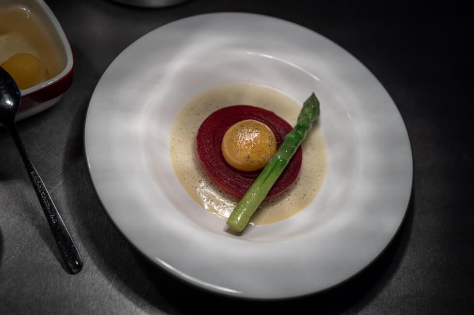 Ein Teller Tucupi Hollandaise mit cremigem Eigelb