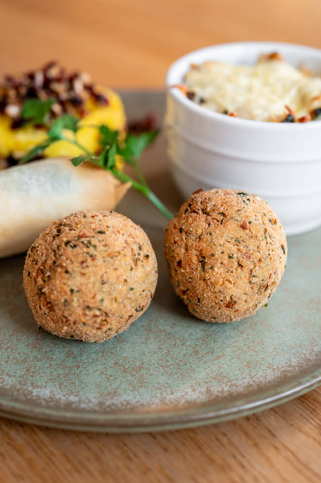 Zwei Falafel bällchen auf grünem Teller
