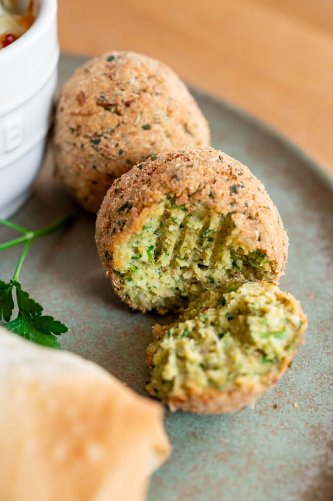 Zwei Falafel bällchen auf grünem Teller