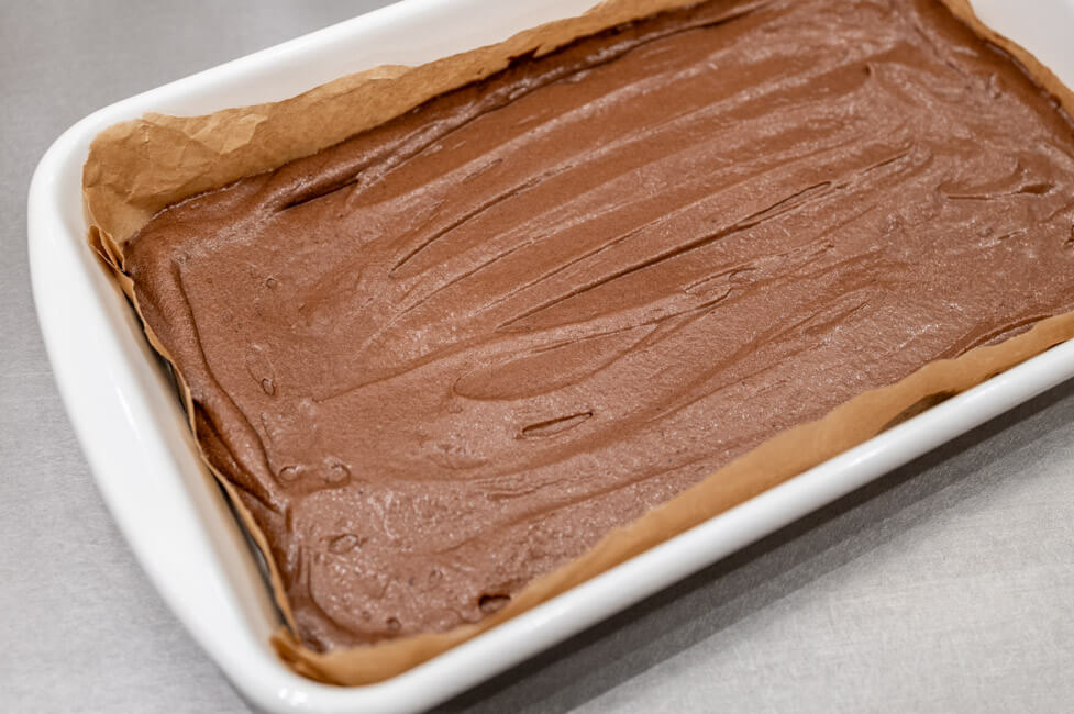 Teig vor dem Backen in der Emaille Backform