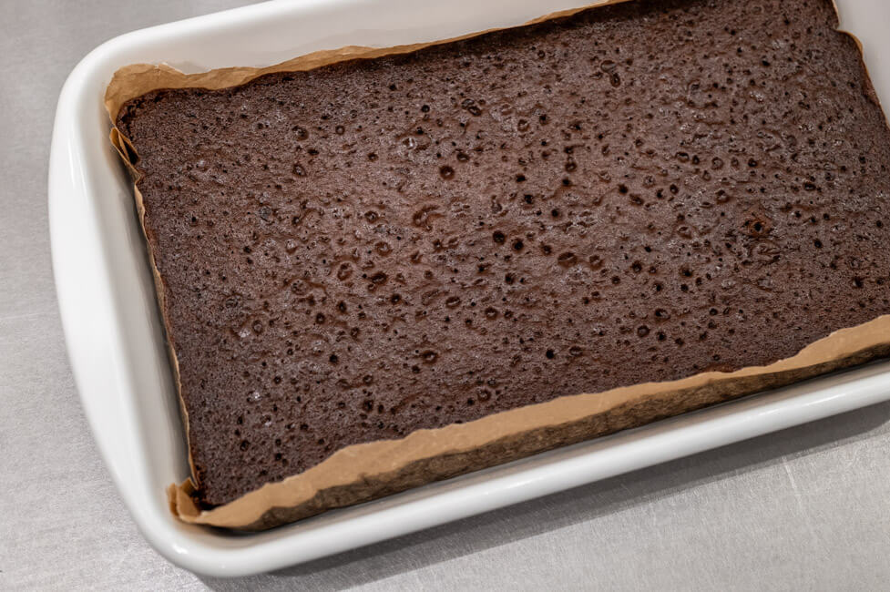 Gewürzkuchen direkt nach dem Backen auf Edelstahl Oberfläche