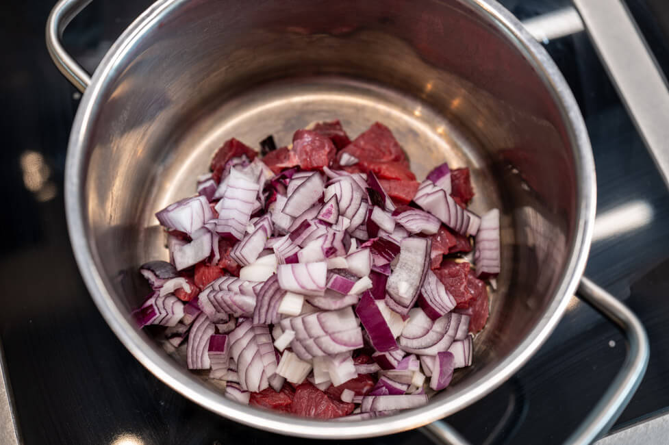 Rindfleisch und Zwiebeln im Topf