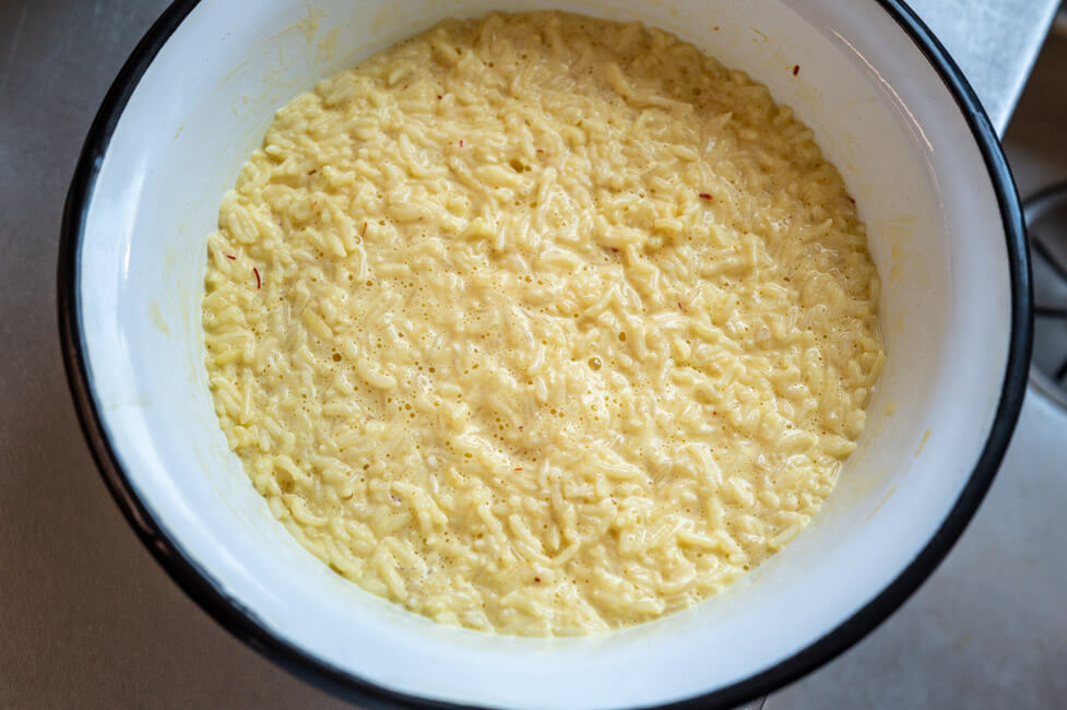 Basmatireis mit Joghurt und Safran für Tahchin in Emaille-Schüssel