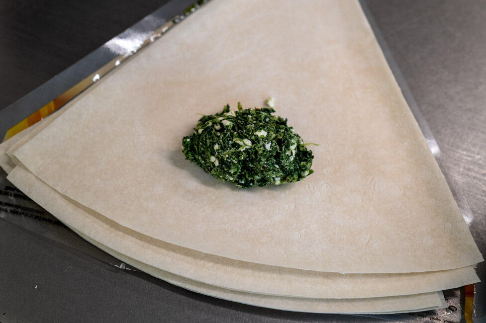 Börek wird im TEigdreieck gefaltet