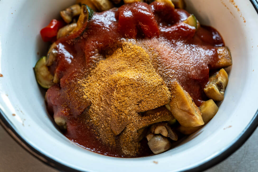 Gemüse mit Tomaten und Gewürzen in Schüssel