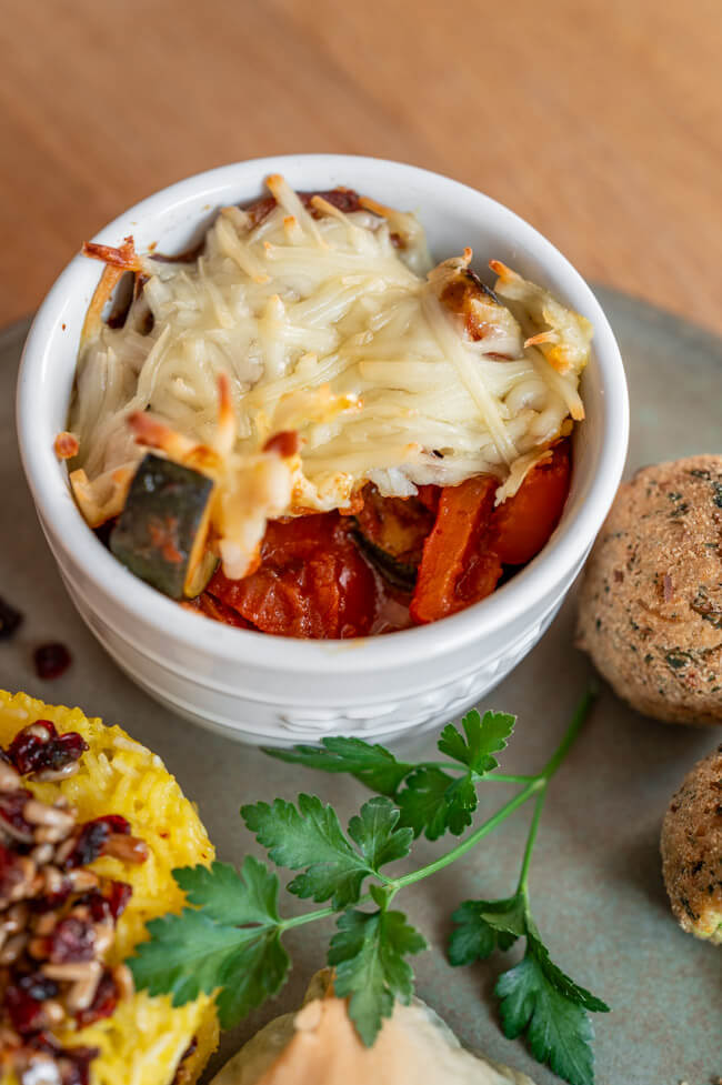 Moussaka in weißem Keramiktörmchen