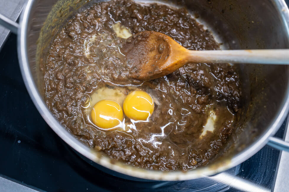 Zwiebelsud wird mit Ei vermengt