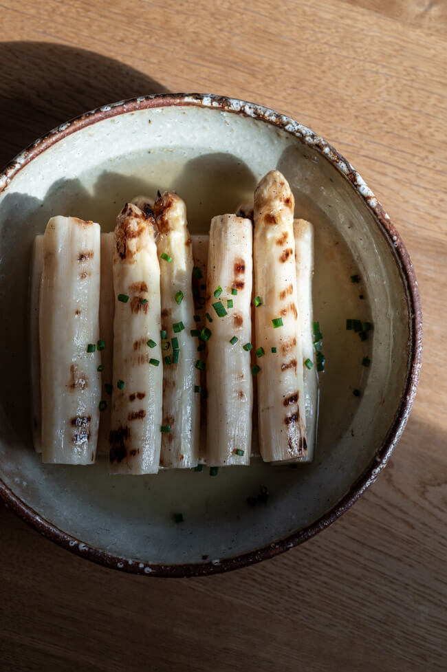 Spargelsalat aus gegrilltem Spargel mit frischen Schnittlauchröllchen angerichtet auf Keramikteller von Markus Böhm Müritzkeramik