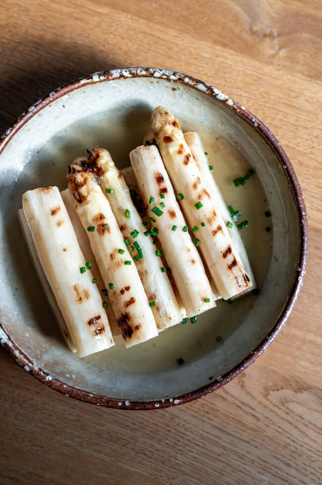 Spargelsalat aus gegrilltem Spargel mit frischen Schnittlauchröllchen angerichtet auf Keramikteller von Markus Böhm Müritzkeramik