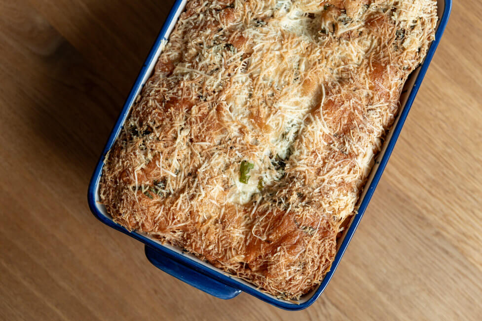 Blaue Auflaufform mit Zuppa Gallurese