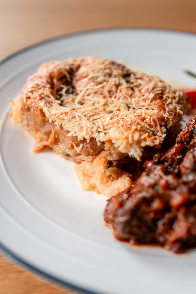 Weißer Teller mit Zuppa Gallurese und Ghisatu
