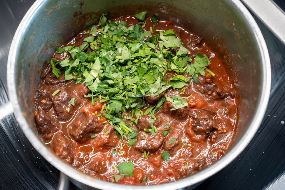 Gulasch kocht im Topf