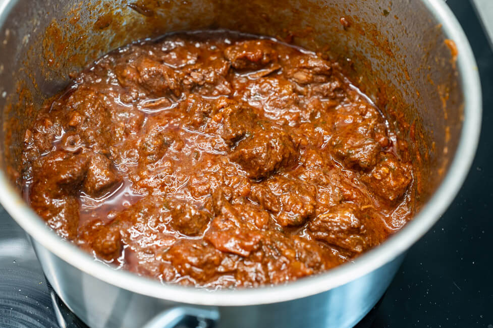 Gulasch kocht im Topf