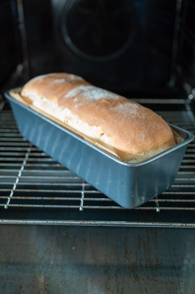 Butermilchbrot im Ofen in der KAstenform