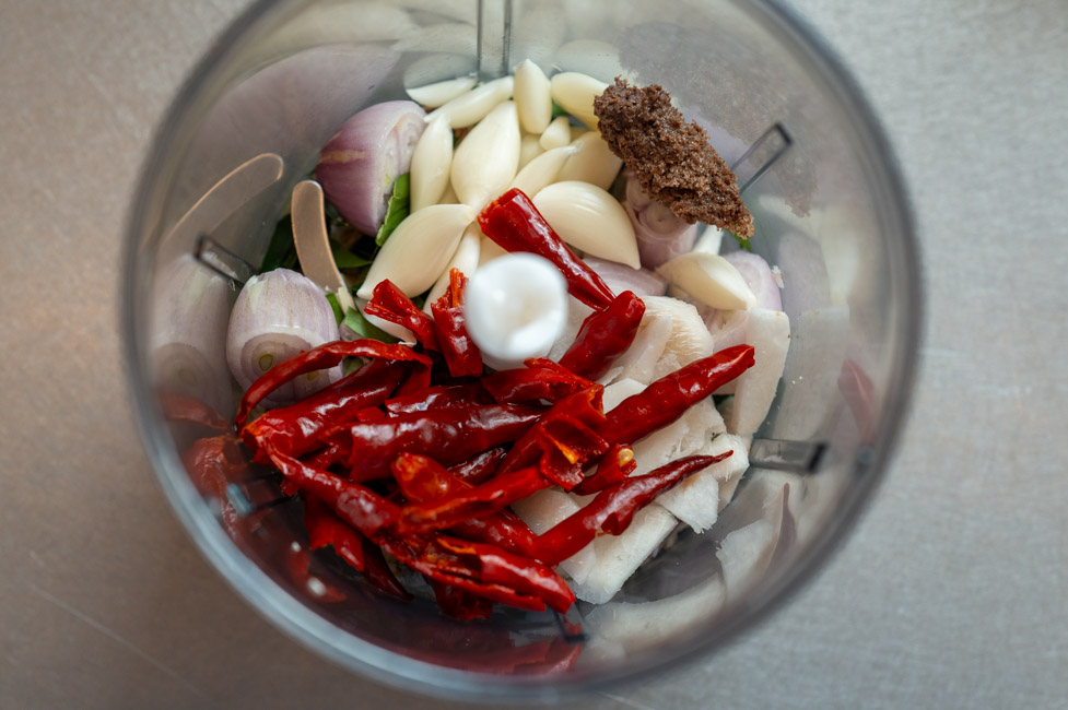 Zutaten für rote Currypaste im Mixer