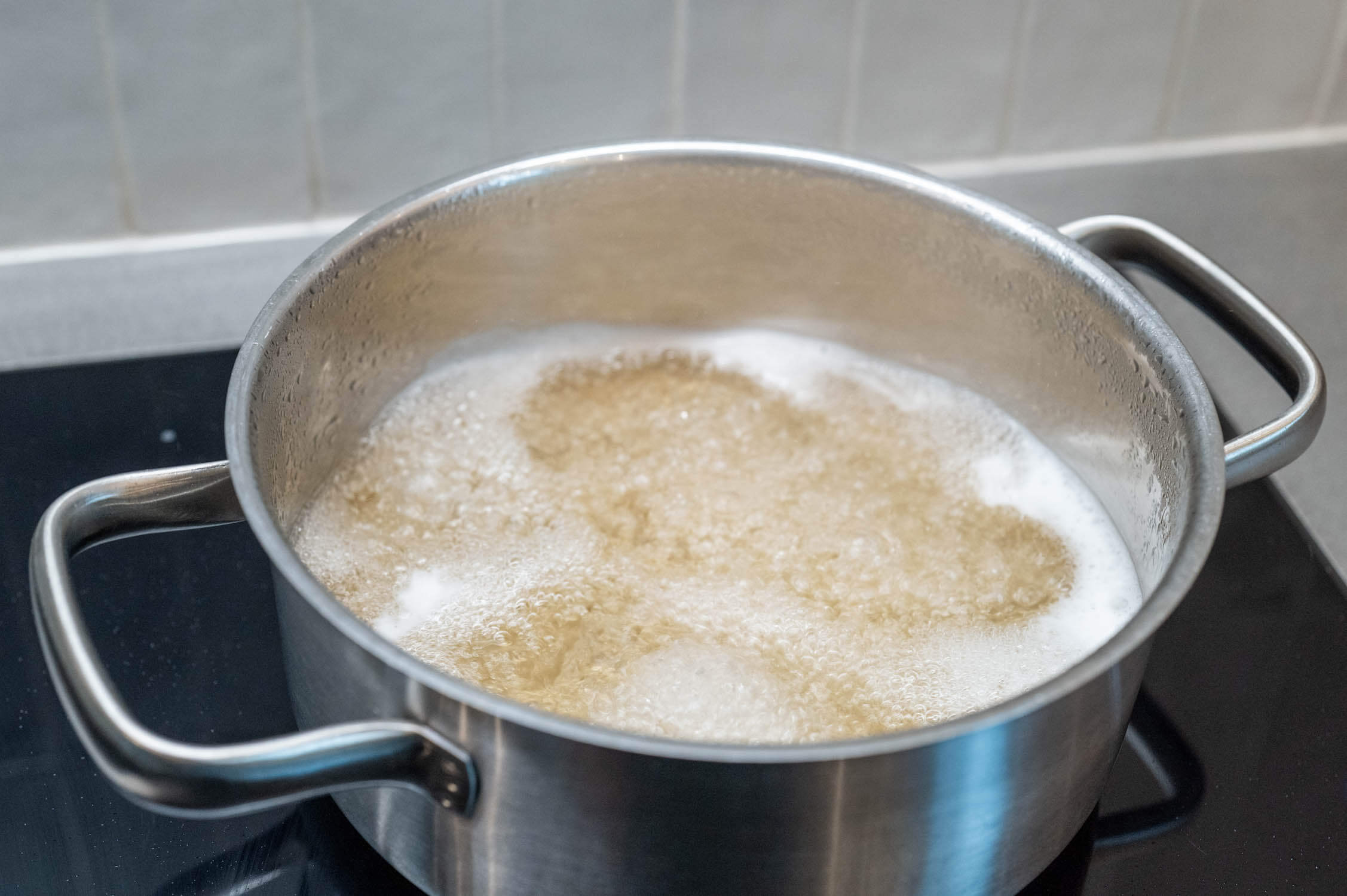 Weißwein wird im Kochtopf reduziert