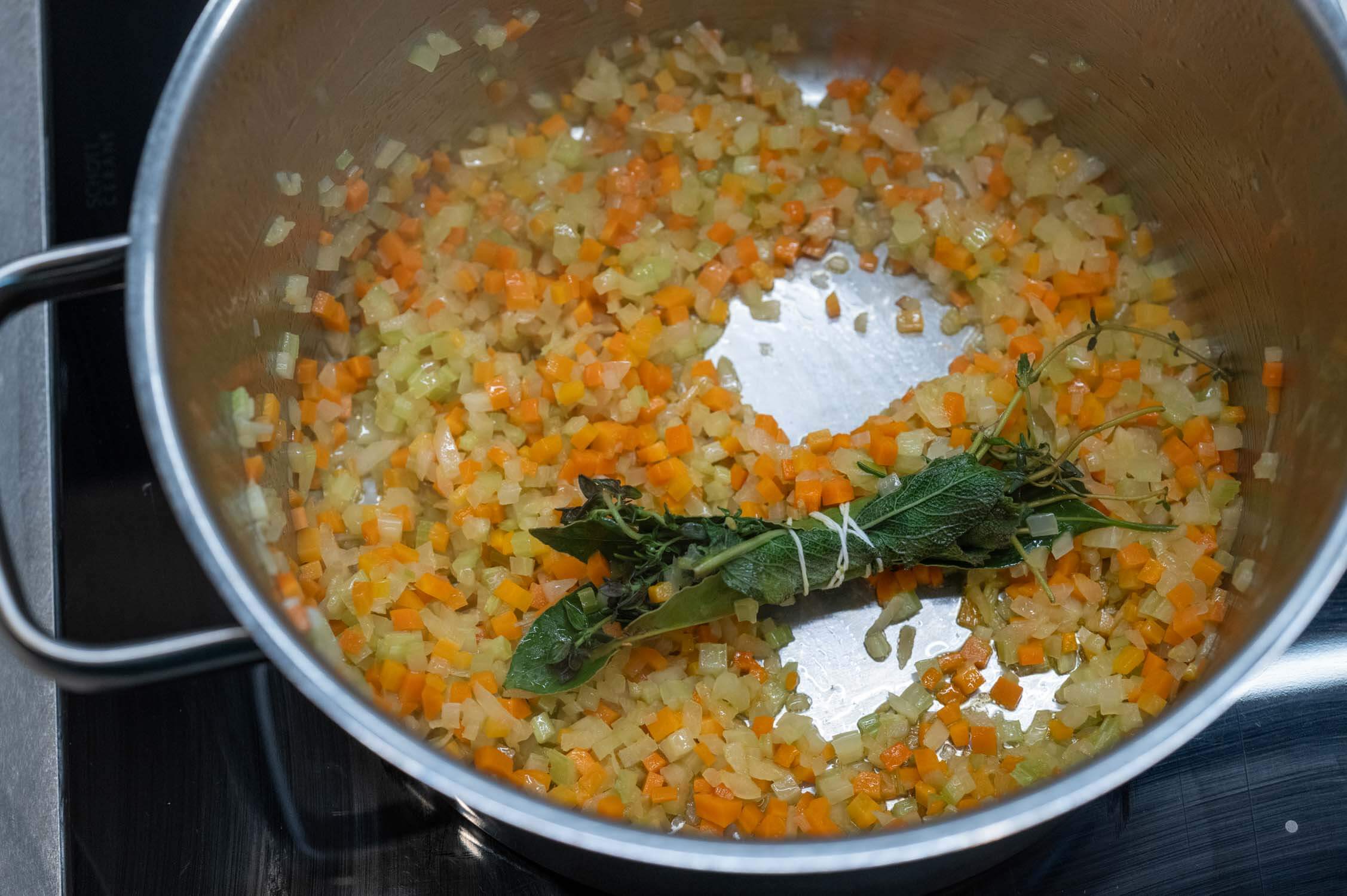 Kräuterpäckchen wird im Topf mitangebraten