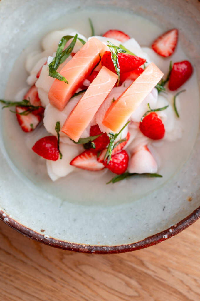 Roher Spargelsalat mit Erdbeeren und frittiertem Estragon und Balik-Lachs von Caviar House & Prunier, angerichtet auf handgetöpfertem Keramikteller von Markus Böhm.