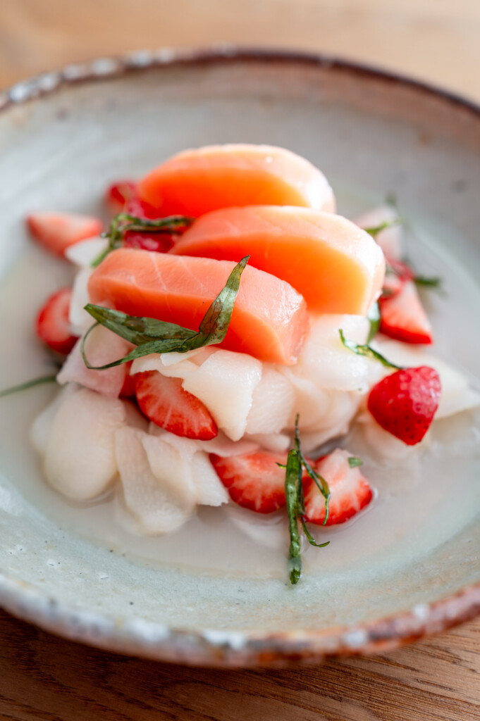 Roher Spargelsalat mit Erdbeeren und frittiertem Estragon und Balik-Lachs von Caviar House & Prunier, angerichtet auf handgetöpfertem Keramikteller von Markus Böhm.