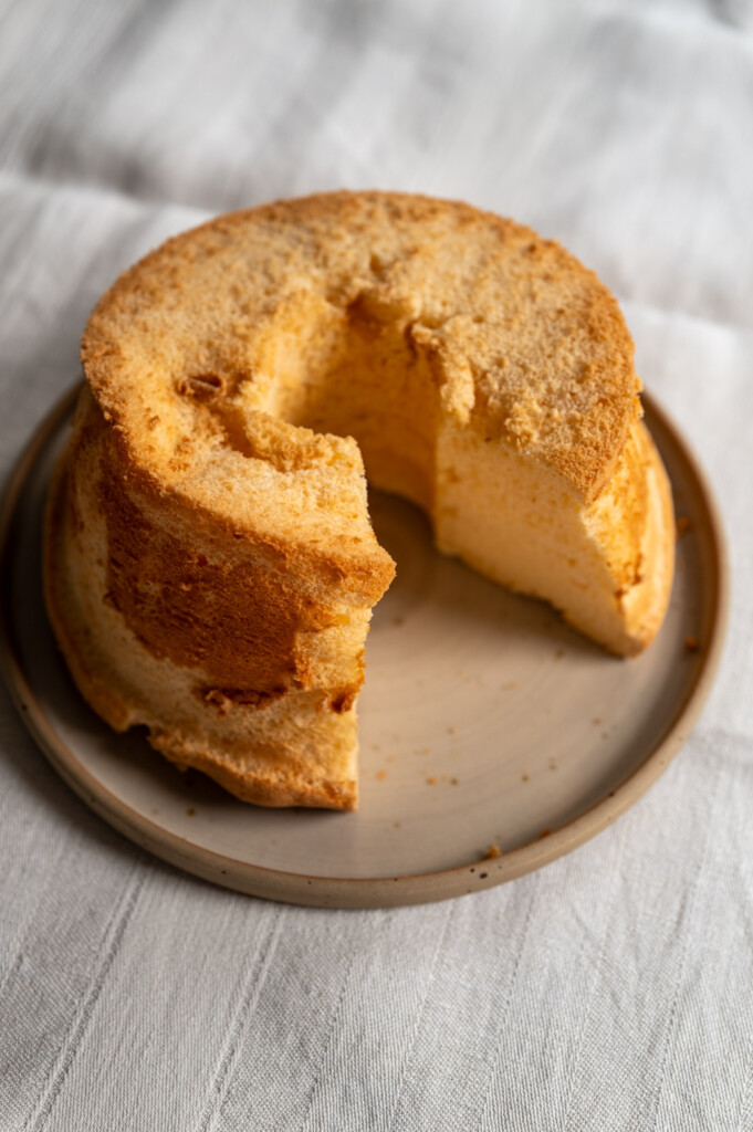 Chiffon Cake auf Keramikteller