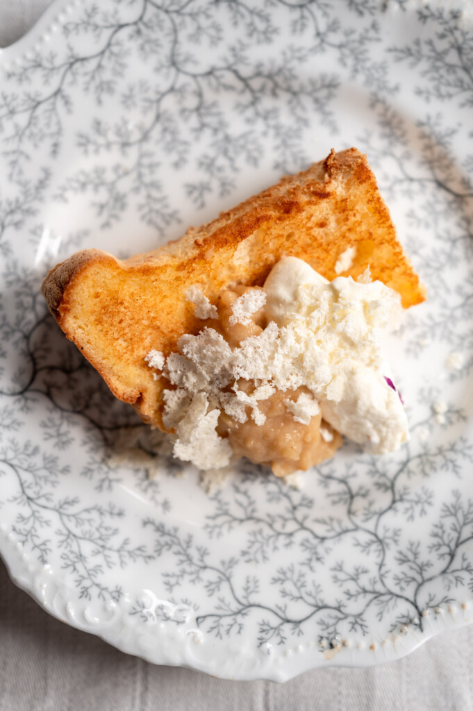 Ein Stück Chiffon Cake mit Apfelmus, Rosencreme und Feigenblattschnee auf antikem, schottischen Porzellanteller