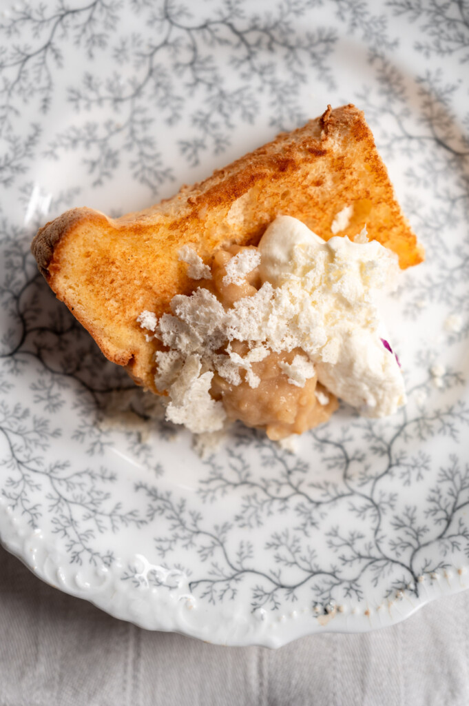 Ein Stück Chiffon Cake mit Apfelmus, Rosencreme und Feigenblattschnee auf antikem, schottischen Porzellanteller