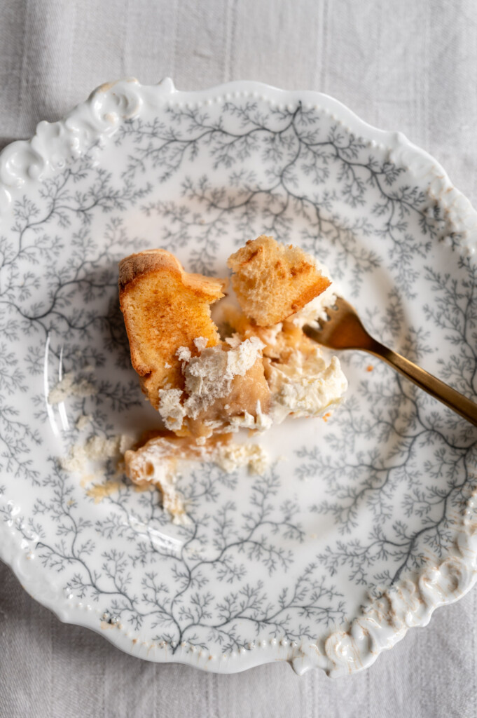 Ein Stück Chiffon Cake mit Apfelmus, Rosencreme und Feigenblattschnee auf antikem, schottischen Porzellanteller