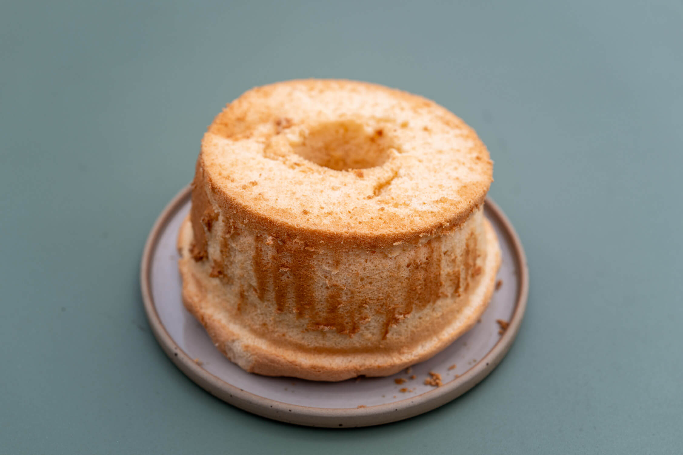 Chiffon Kuchen auf Porzellanteller