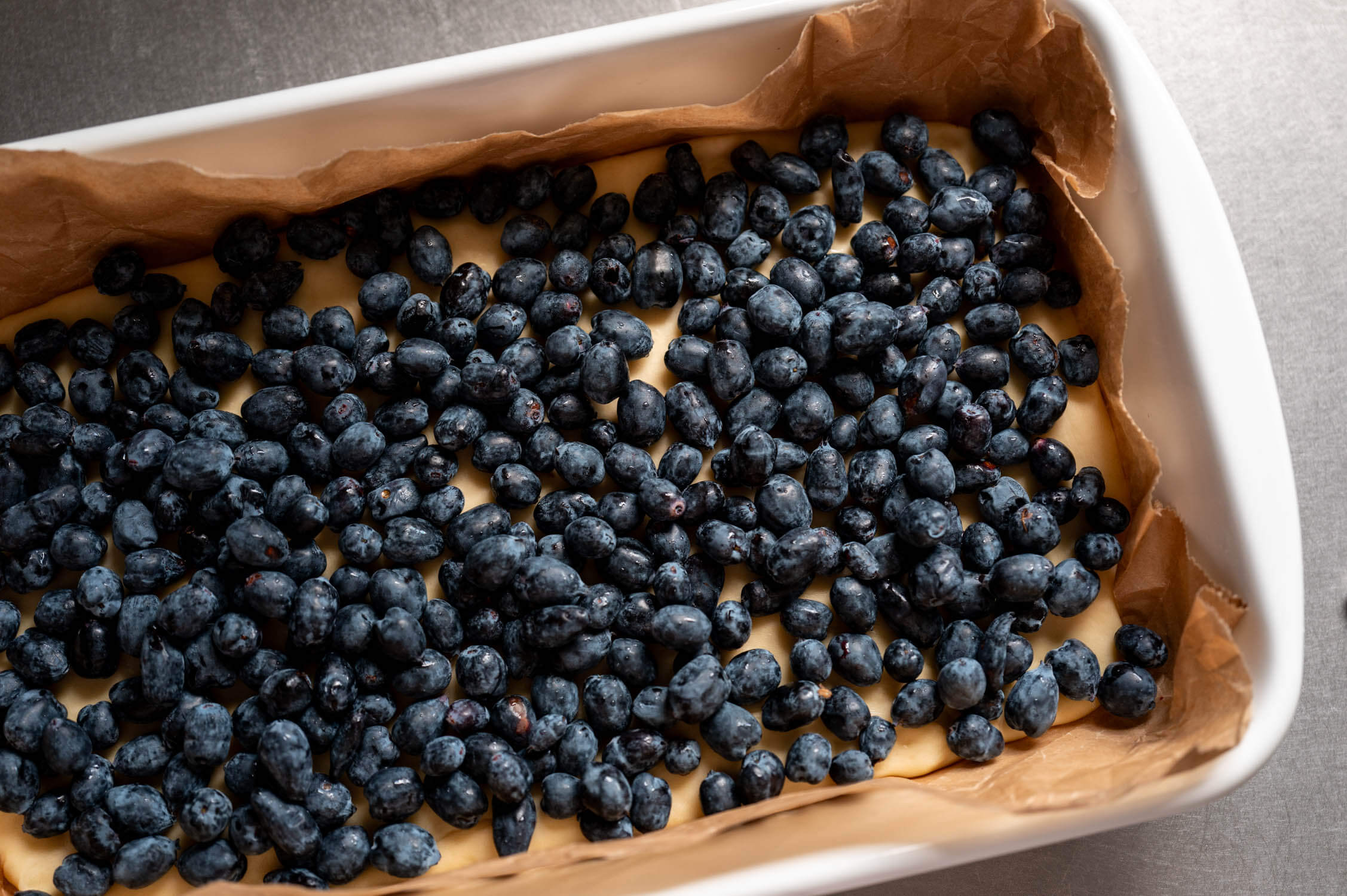Frische Haskap-Beeren auf Hefeteig