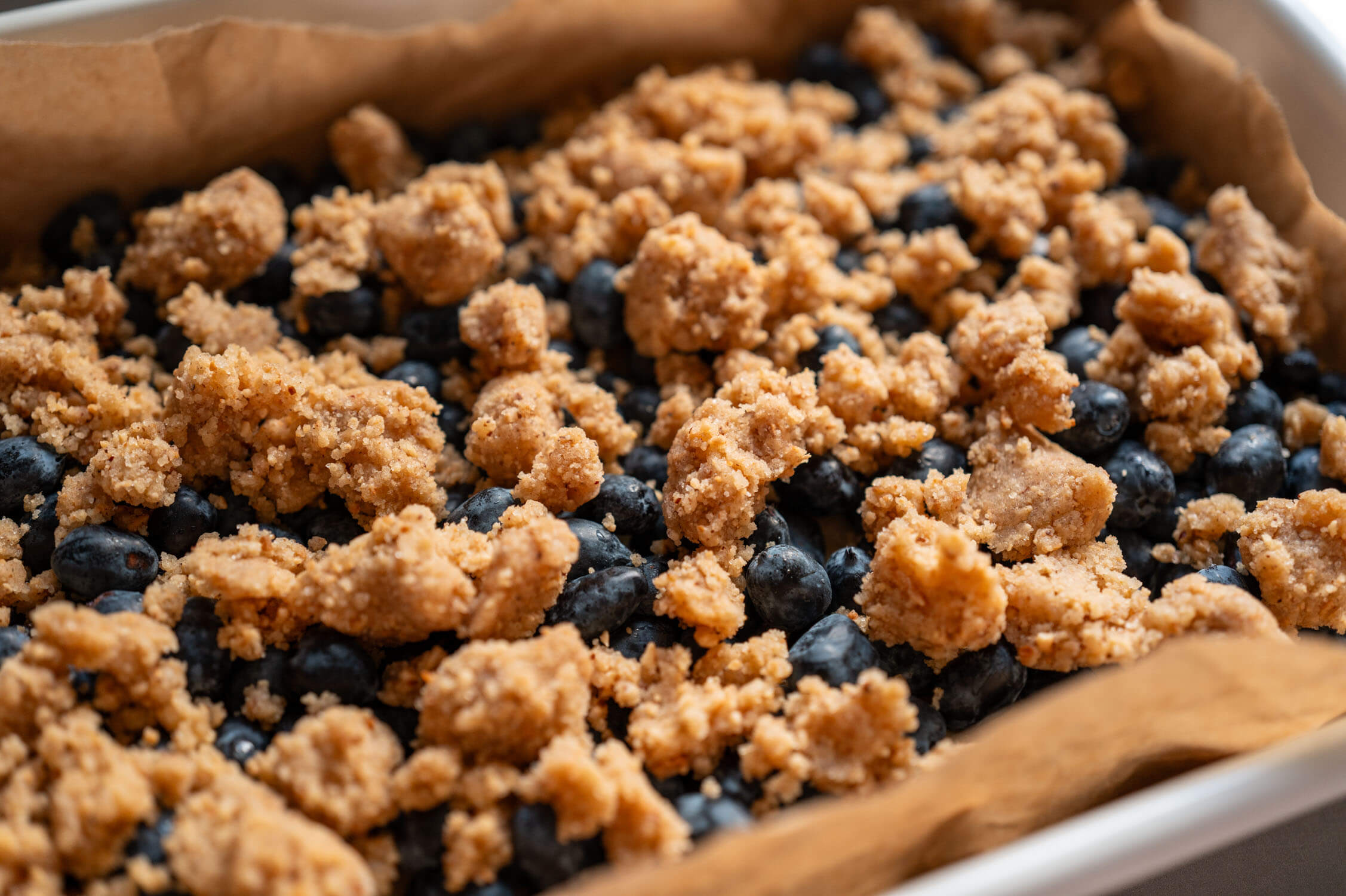 Streusel auf Haskap-Beeren in der Backform