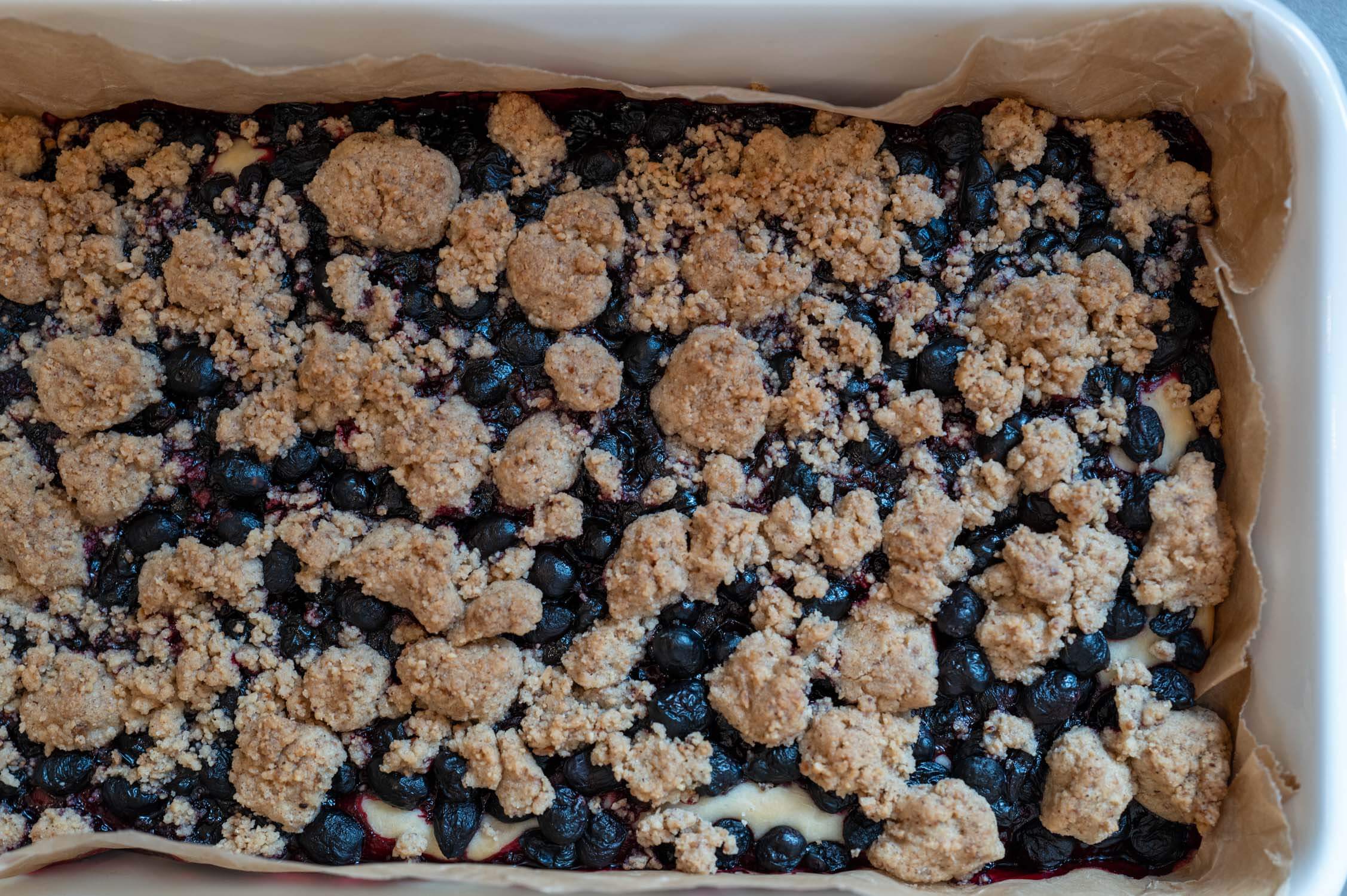 Frisch gebackener Haskap-Beeren Datschi in der Emaille-Backform