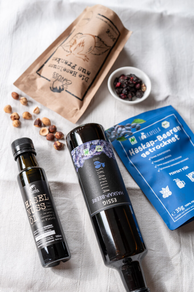Geröstete Haselnüsse und Haselnussöl von Franken GeNuss und Haskapella Essig, Haskapella Senf und getrocknete Haskap-Beeren von Biohof Decker.