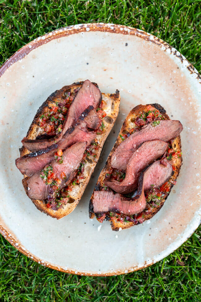 Crostini mit Wagyu und Oliven-Gremolata
