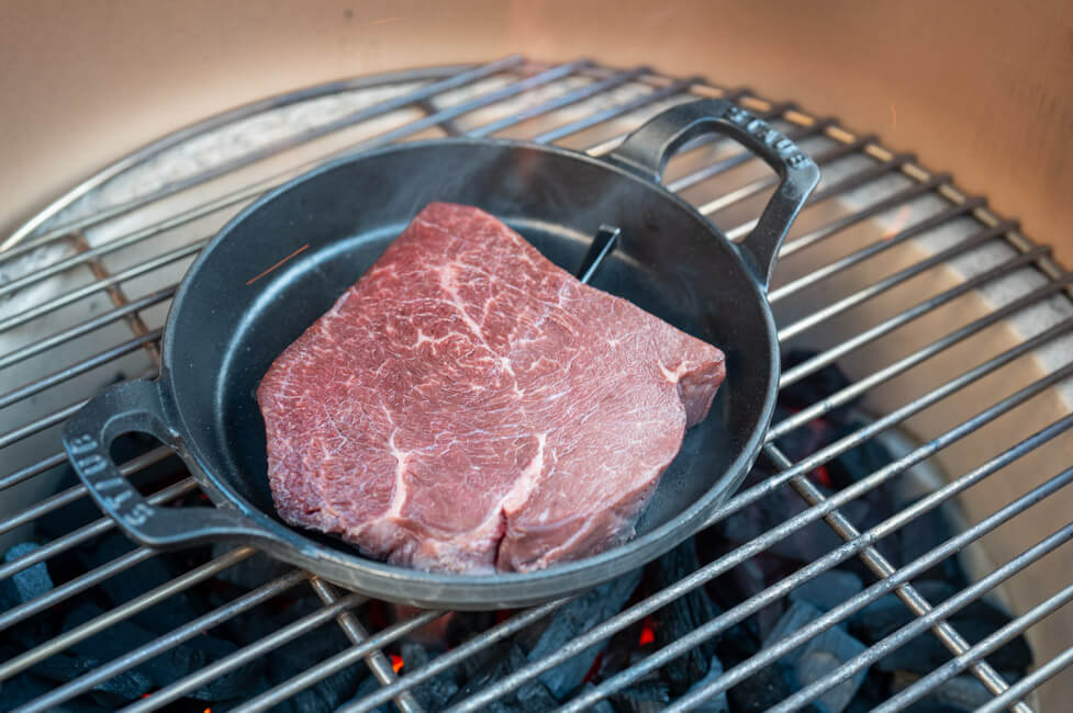Top Round Steak von Taubertal Wagyu in Eisenpfanne auf dem Grill