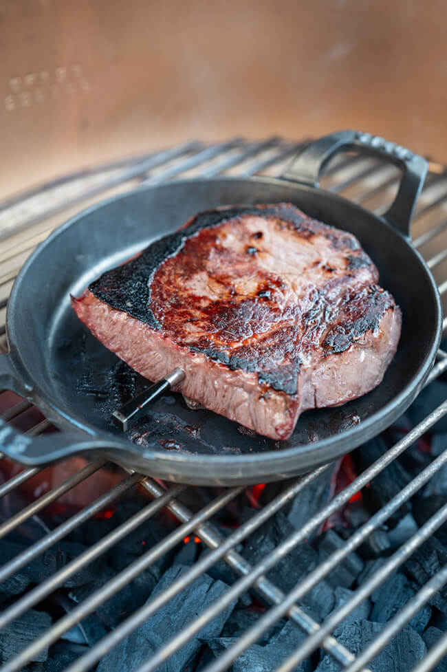 Wagyu wird in Eisepfanne auf dem Grill gegart