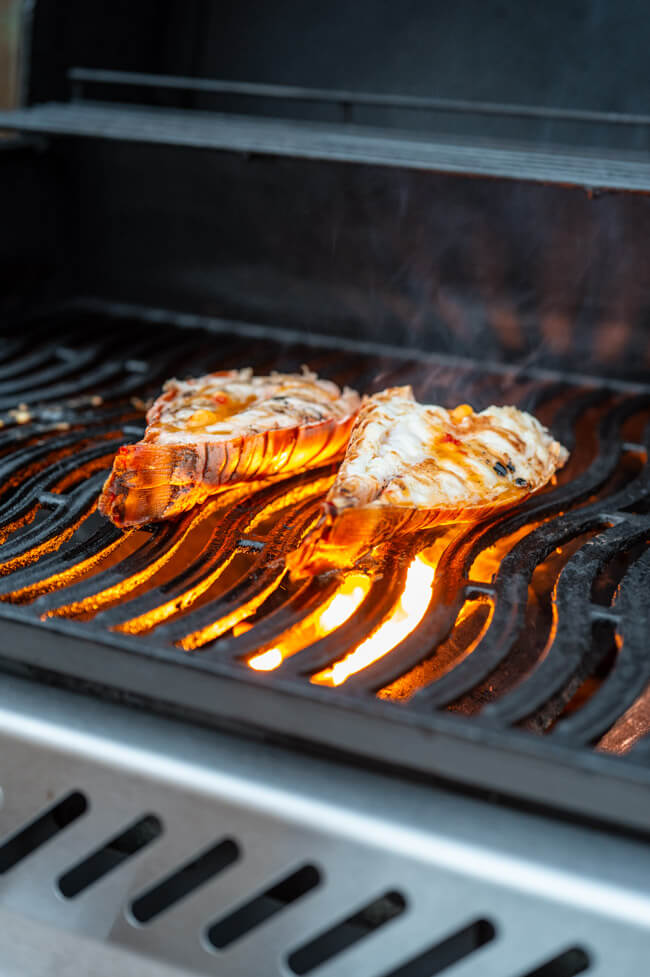 Gegrillter Langustenschwanz auf Grillrost